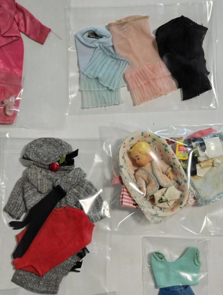 Vintage Barbie Lot 6 Dolls Huge Lot Of Clothes And Doll Trunk Rachet Legs